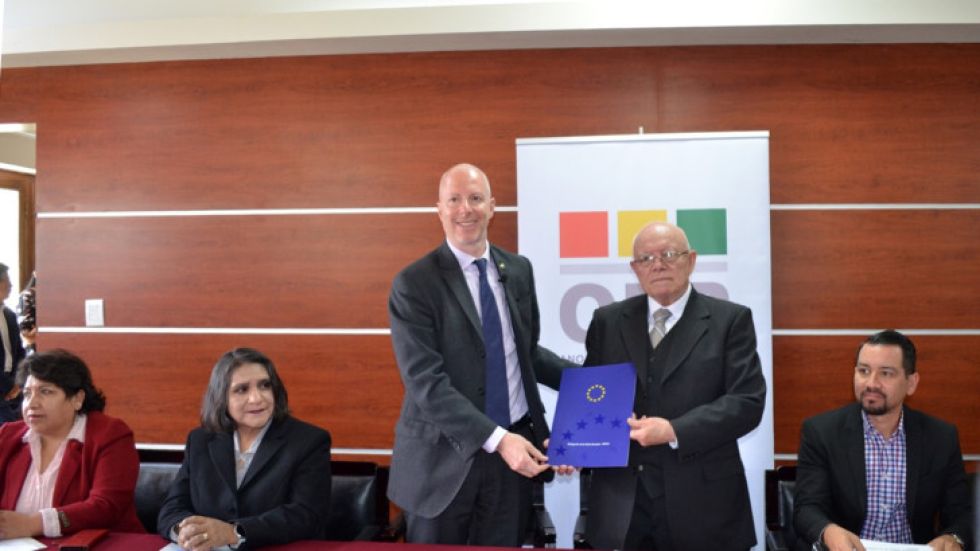 El presidente Oscar Hassenteufel (c) participó este miércoles de un acto con la Unión Europea y el PNUD en La Paz.