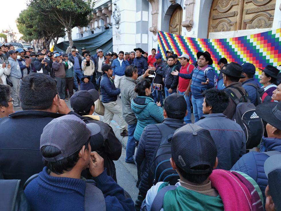 VIGILIA. La Futpoch mantiene su vigilia en las afueras de la Gobernación de Chuquisaca.