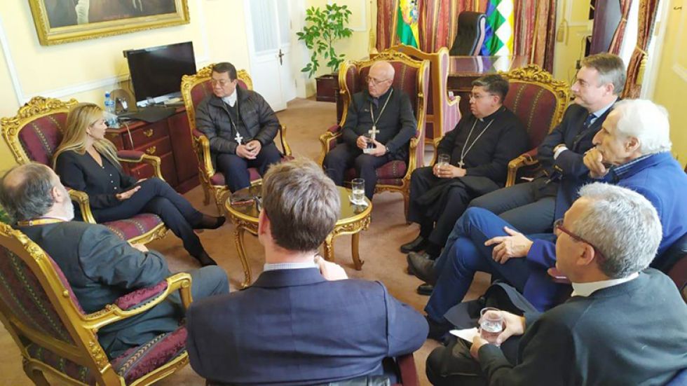 Encuentro. Una imagen de una reunión de los obispos católicos con la expresidenta Jeanine Áñez, en 2019.