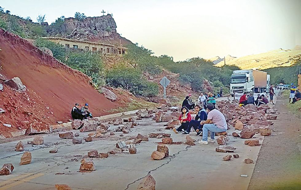 PROTESTA. Maestros urbanos de los Cintis bloquearon ayer, jueves, en la carretera Camargo-Tarija, en el sector de La Palca.