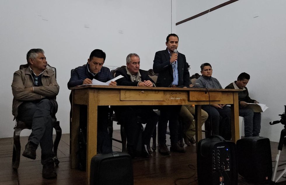 El secretario Jairo Gutiérrez dio a conocer la suspensión de la reunión.