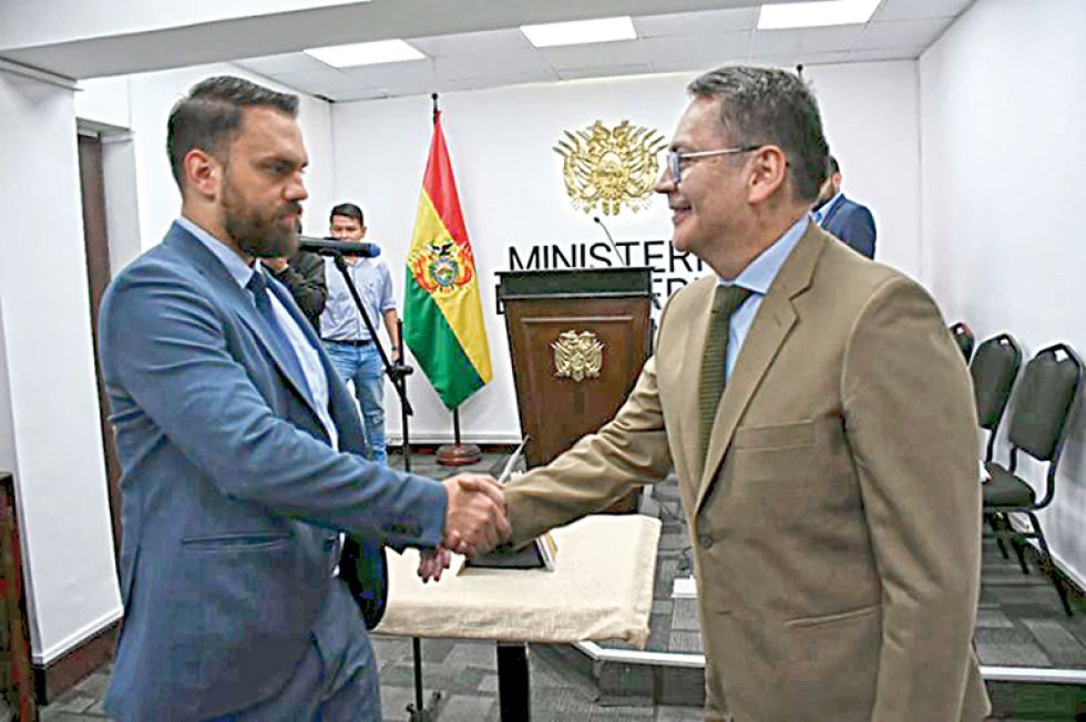 POSESIÓN. El ministro Eduardo del Castillo felicita al nuevo viceministro de Régimen Interior.