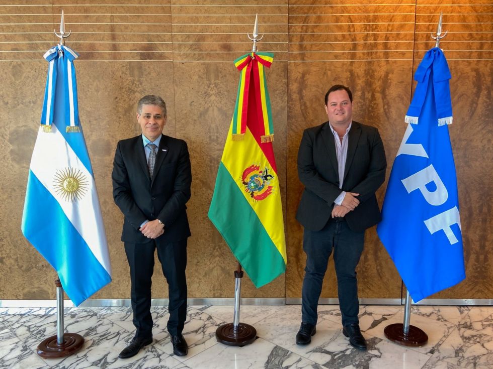 El presidente de la estatal argentina YPF, Pablo González, recibió este lunes a su par de YPFB, Armin Dorgathen.