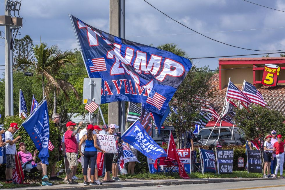 Seguidores del expresidente Trump en el aeropuerto de Palm Beach, hoy.