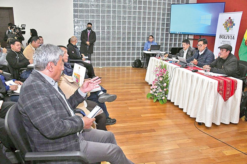 PROTESTA. El ministro Edgar Pary tildó de política a la movilización de los maestros. En la imagen, la reunión de este lunes con la COB.