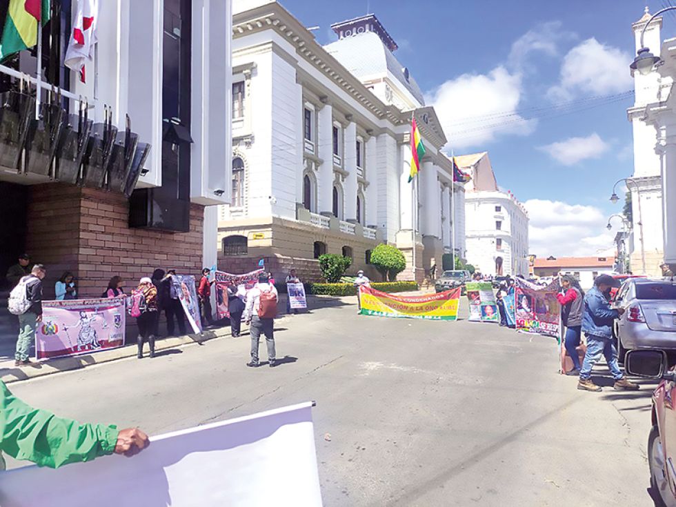 RECLAMO. Los manifestantes ayer, en puertas del Consejo de la Magistratura.