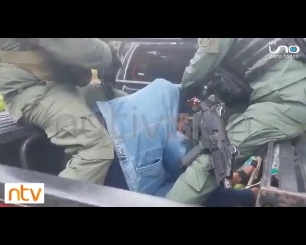 Una de las personas detenidas en el operativo policial.
