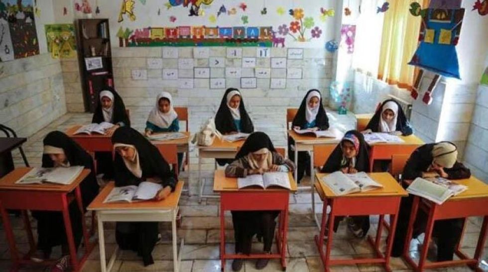 Aula de clases con niñas iraníes 