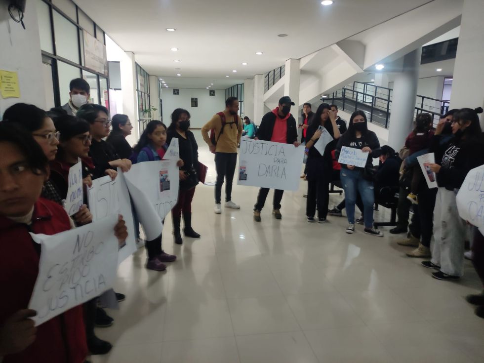 Amigos y familiares de Darla en el Tribunal Departamental de Justicia.