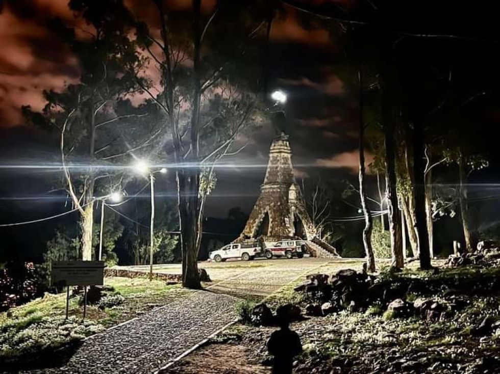 Vista nocturna de la cima con las luminarias led