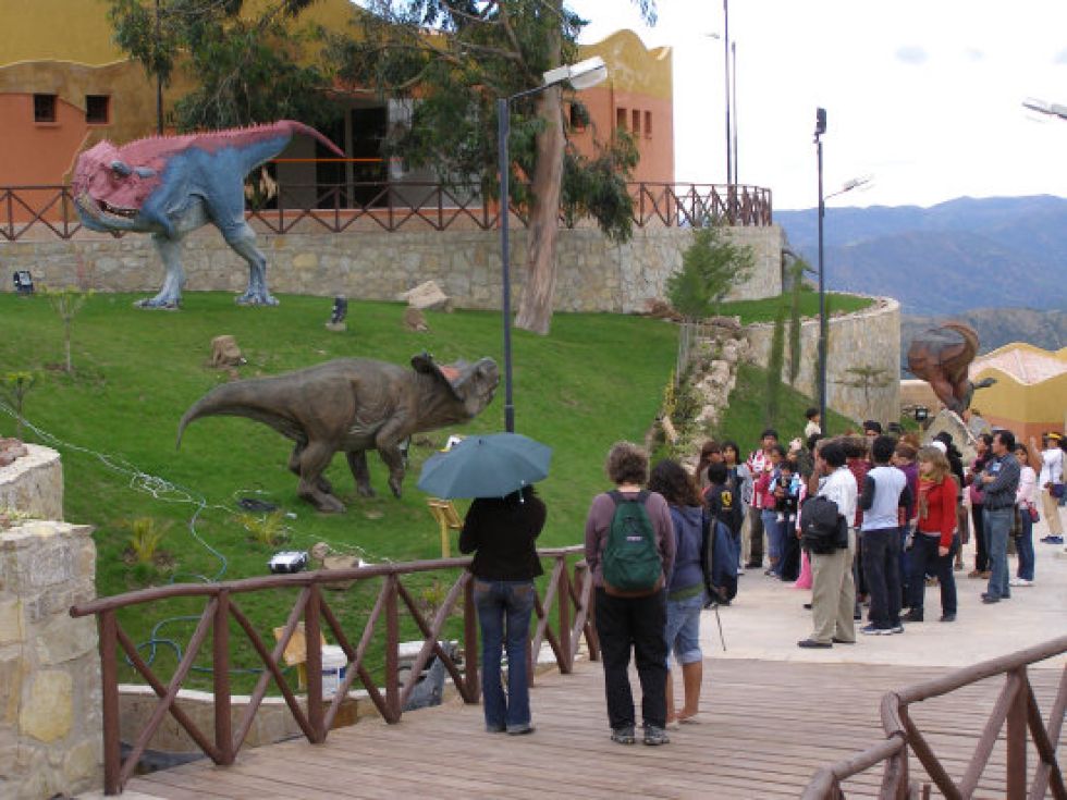 Turistas en el Parque Cretácico, uno de los principales atractivos de Sucre.