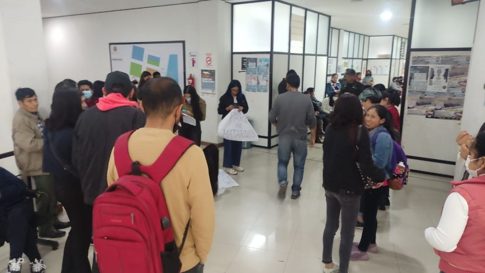 Familiares y amigos de la víctima permanecieron fuera de la sala de la audiencia.