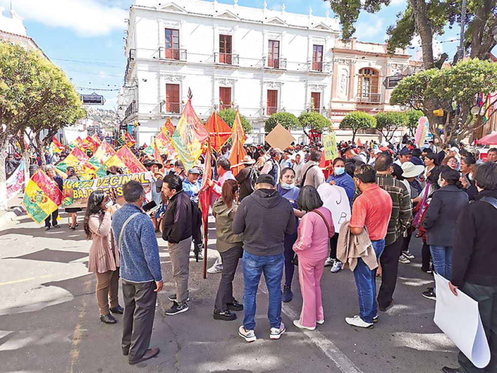 PROTESTA. La movilizacion de las juntas de vecinos, ayer, en el frontis de la Gobernación.