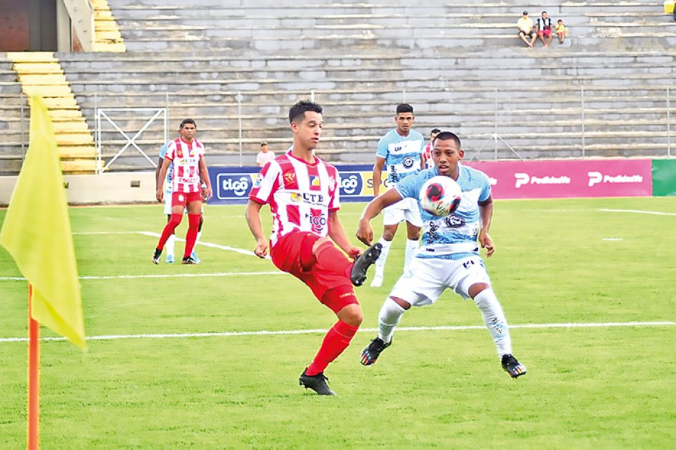 Thomaz Santos (i) controla el esférico ante el acecho de Joel Fernández de Vaca Diez, durante el encuentro del sábado.