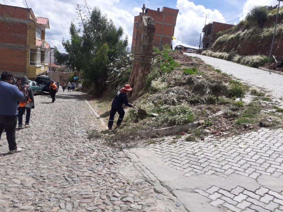 Limpieza en la ruta del cerro
