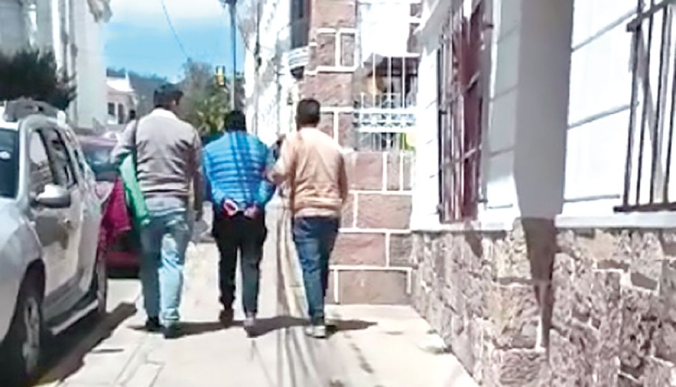 FISCALÍA. El hombre cuando era arrestado.