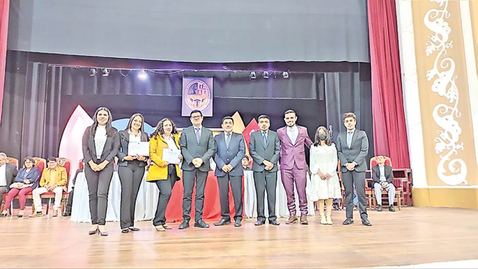RECONOCIMIENTO. Algunos de los mejores 10 estudiantes de San Francisco Xavier.