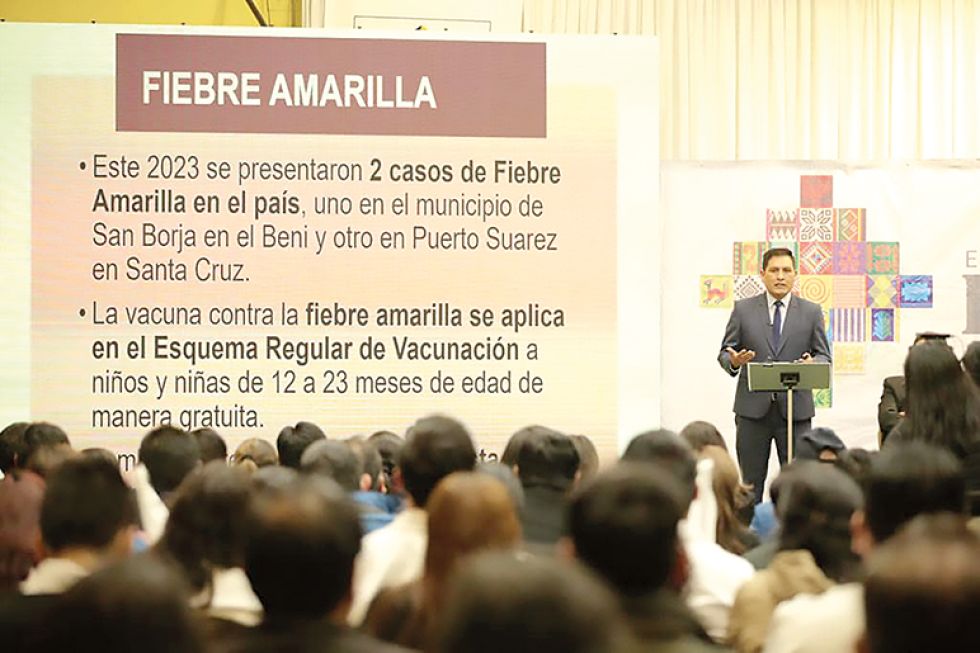 CONFERENCIA. El ministro Jeyson Auza cuando confirmaba ayer dos casos de la enfermedad.