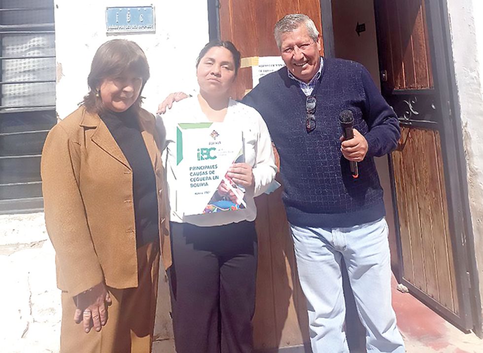 LIBRO. El documento en manos de representantes del Instituto Boliviano de la Ceguera.