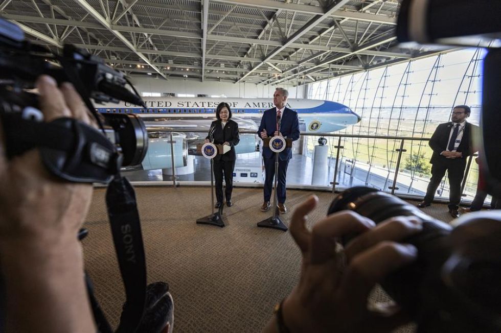 La presidenta de Taiwán, Tsai Ing-wen, y el presidente de la Cámara de Representantes de Estados Unidos, Kevin McCarthy.