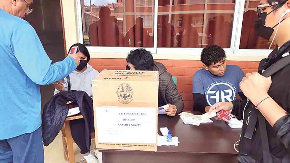 COMICIOS. Una de las mesas de sufragio instaladas en la Facultad de Tecnología.