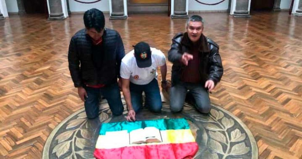 Marco Pumari (i), Luis Fernando Camacho y Eduardo León, en el Palacio Quemado, el 10 de noviembre de 2019.