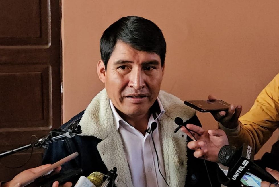 El gobernador Damián Condori, en unas declaraciones ante los medios locales, este jueves.