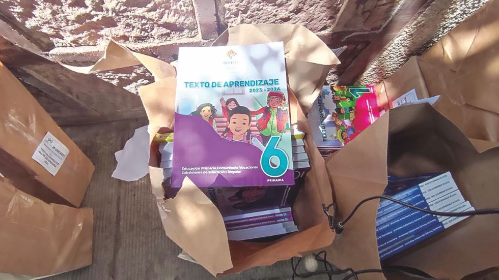 MATERIAL. Un texto de sexto de primaria de este año que entrega el Ministerio de Educación.