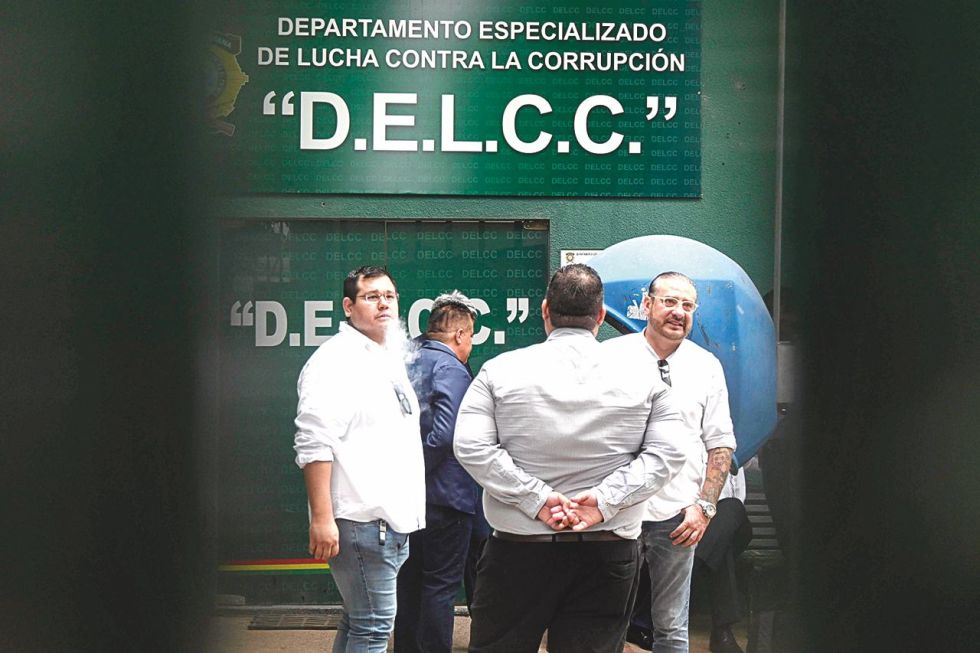 DENUNCIADOS. Rómulo Calvo (D) y Rainerio Vargas, en la Fiscalía de Santa Cruz de la Sierra, ayer.