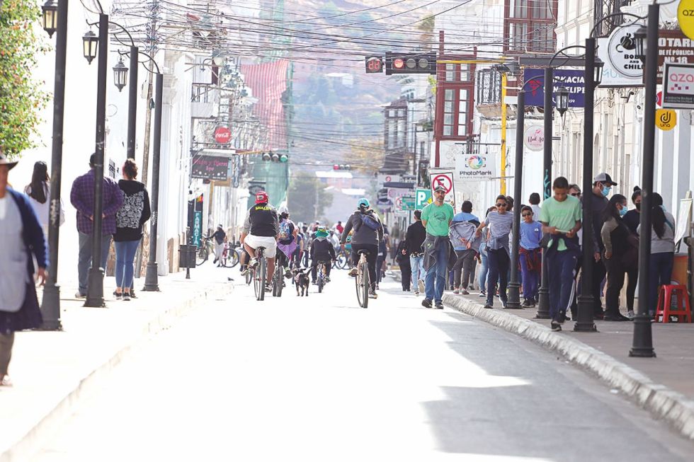 PEATÓN. Hoy día con la prohibición de la circulación de motorizados se prioriza a los peatones y ciclistas de la ciudad.