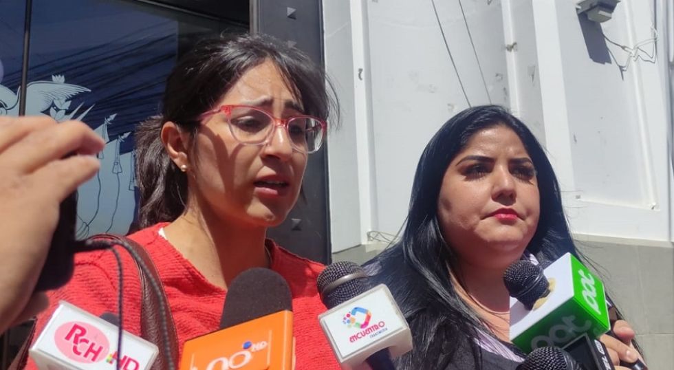 Alejandra Ramírez, madre de un niño víctima del abuso sexual, y su abogada La abogada Jessica Echeverría.