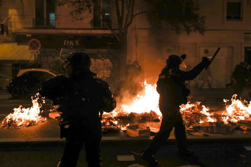 Incendios provocados durante los enfrentamientos tras la aprobación de la reforma de pensiones.