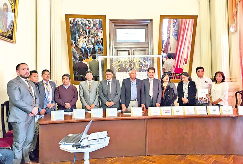 LANZAMIENTO. La Gobernación y los sectores que apoyan la iniciativa presentan el “Programa de Empleo Permanente”.