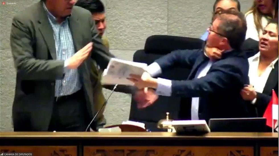 El diputado Miguel Roca (d) increpa al presidente de la Cámara Baja, Jerges Mercado (i).