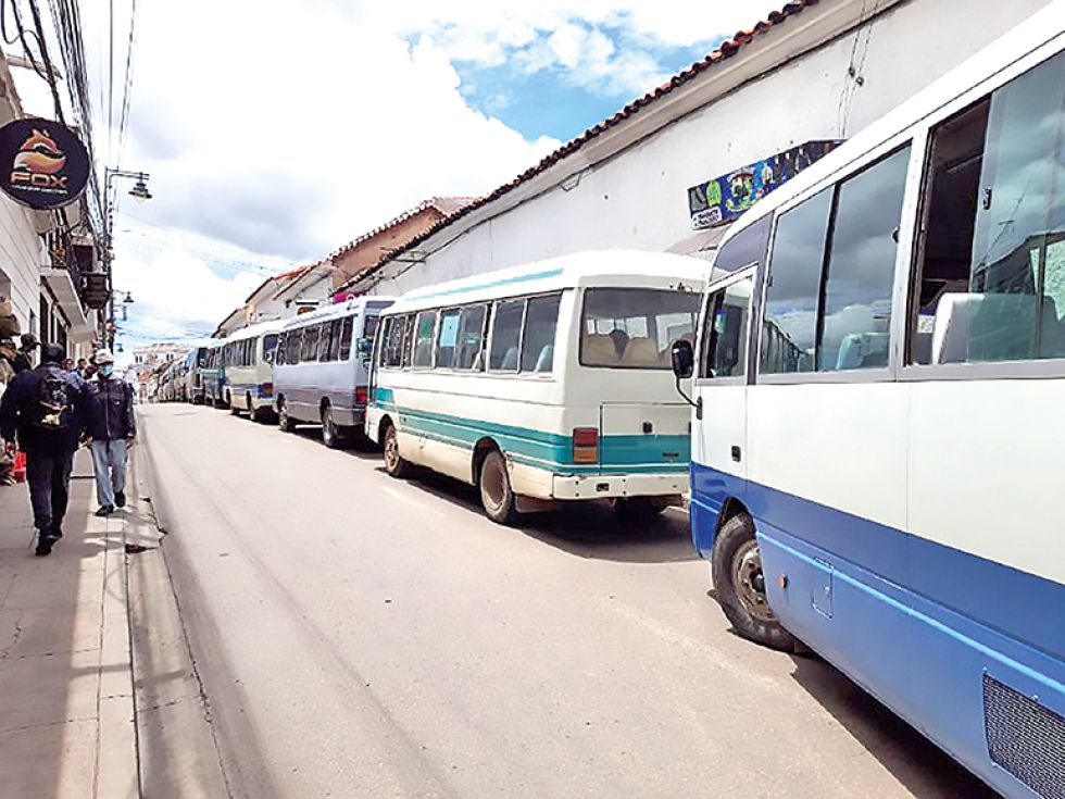 SERVICIO. Fila de micros del transporte público en la calle Junín, al mediodía de un día hábil.