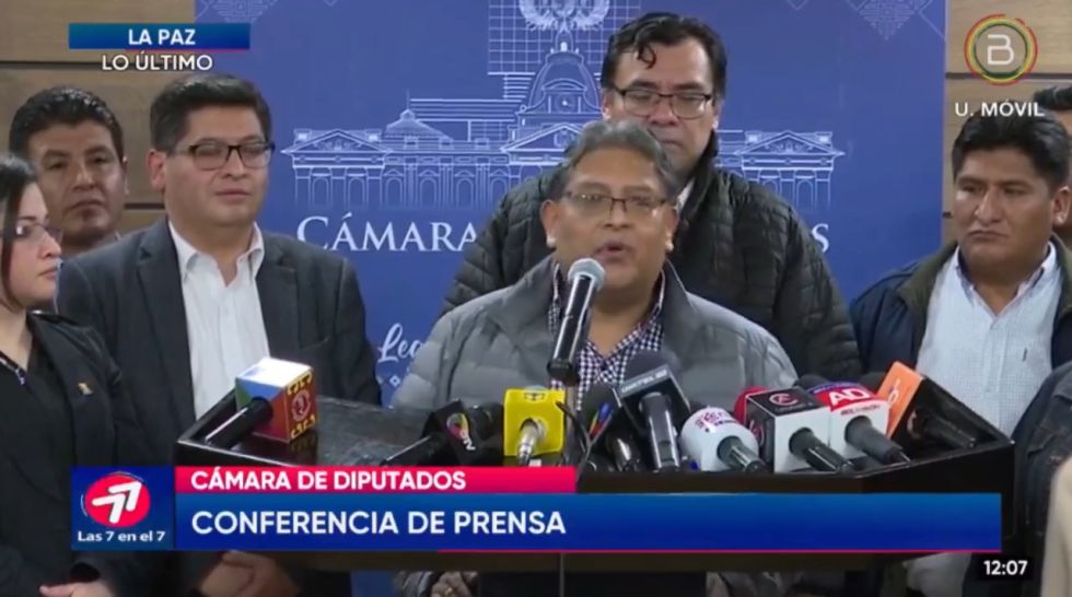 CONFERENCIA. Los titulares del BCB y de Economía junto con diputados del MAS.