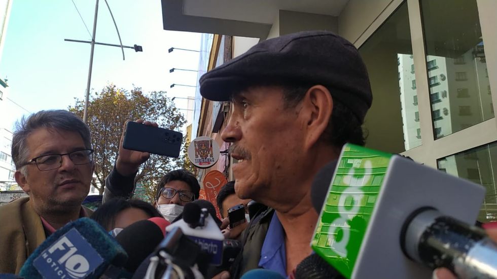 El secretario de Educación y Cultura de la COB, Gustavo Arce, sale del Ministerio de Economía.