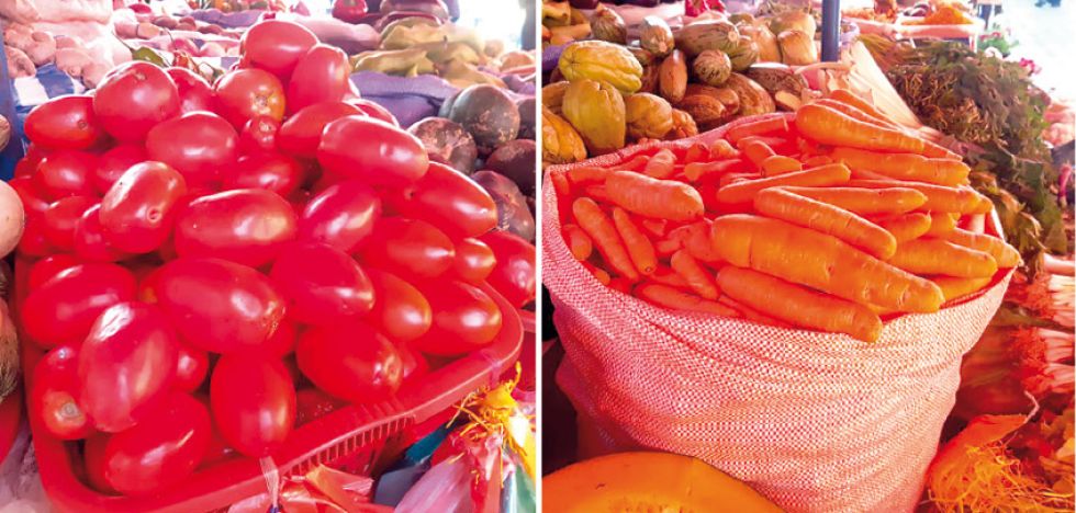 COSTOS. Venta de tomate y zanahoria en un puesto del Mercado Campesino de Sucre.