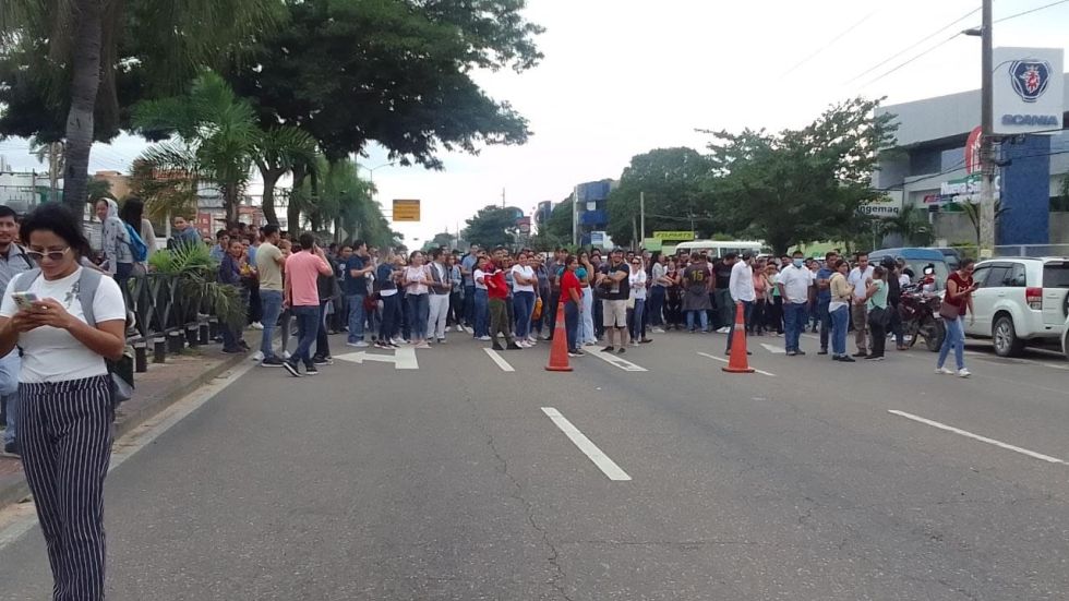 Empleados del Banco Fassil bloquearon este jueves en Santa, exigiendo certezas en cuanto a su futuro inmediato.