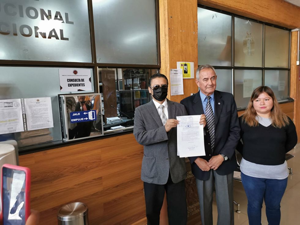 RECURSO. El equipo jurídico y funcionarios de la Gobernación presentan una acción abstracta de inconstitucionalidad contra la Ley 518 ante el TCP.