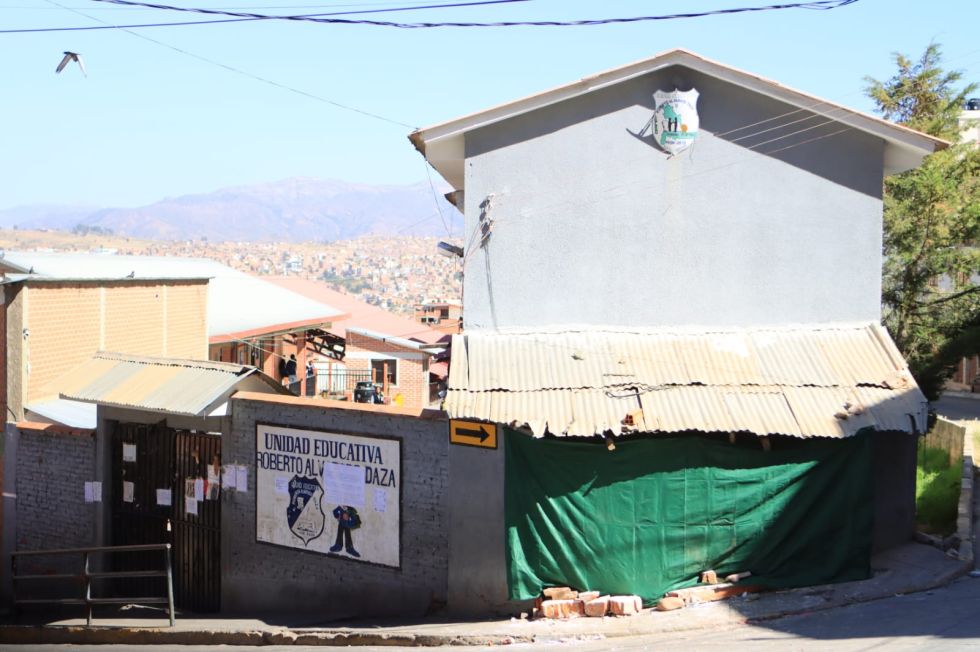 Así quedó el cuarto de la portera tras el impacto del vehículo.