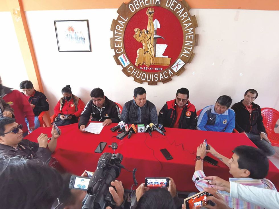 COD. Los dirigentes de la Central Obrera Departamental de Chuquisaca, en una conferencia de prensa.