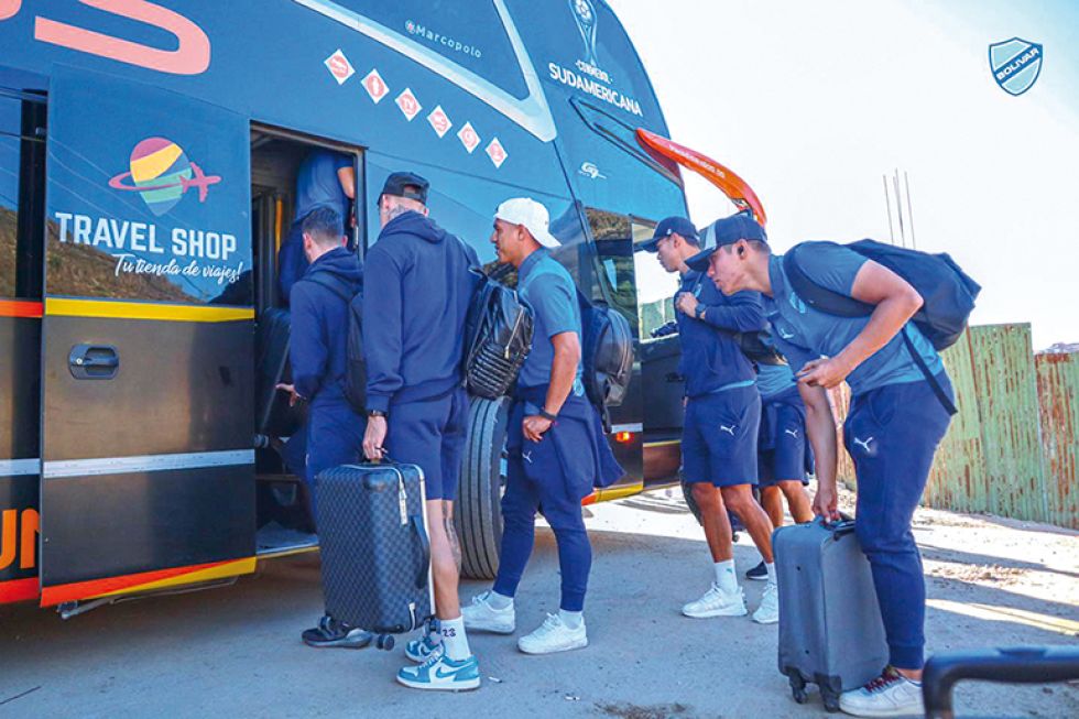 El plantel de Bolívar rumbo a la Villa Imperial; al lado, un entrenamiento de Wilstermann que también juega hoy.