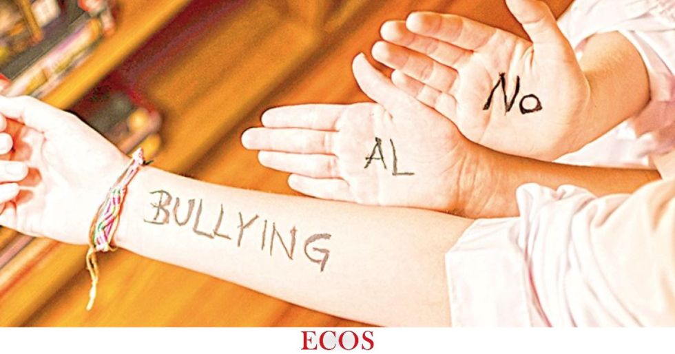 El acoso escolar es el comportamiento negativo repetitivo e intencional de una o más personas hacia una persona que tiene dificultad para defenderse.