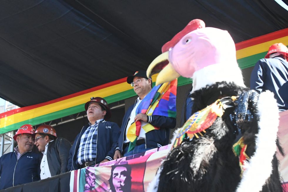 El ejecutivo de la COB, Juan Carlos Huarachi, y el presidente Luis Arce, en el festejo en La Paz.