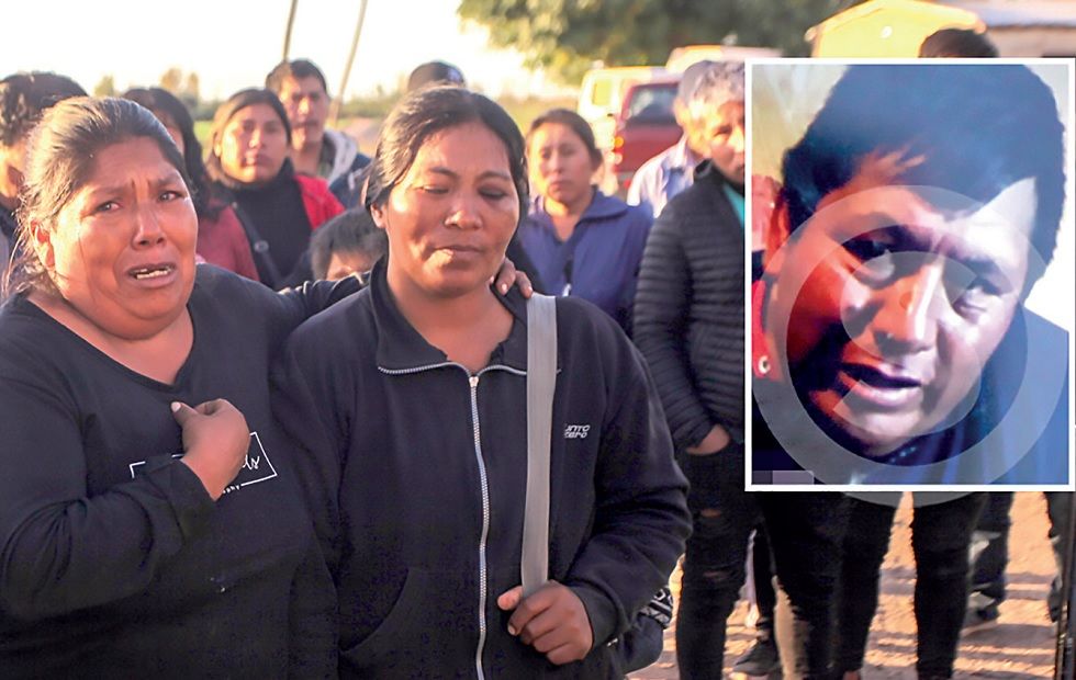 Familiares en el entierro de de Felipe Villca Condori, (recuadro) que fue asesinado.