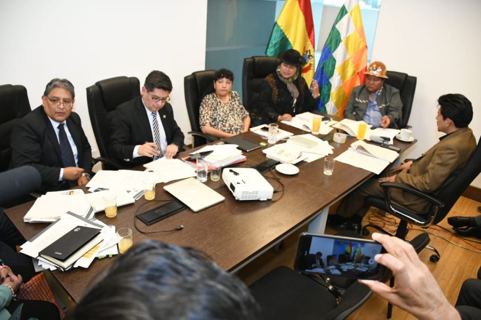 El presidente del BCB, Edwin Rojas (i), y el ministro Marcelo Montenegro en la sesión de la Comisión de Planificación.