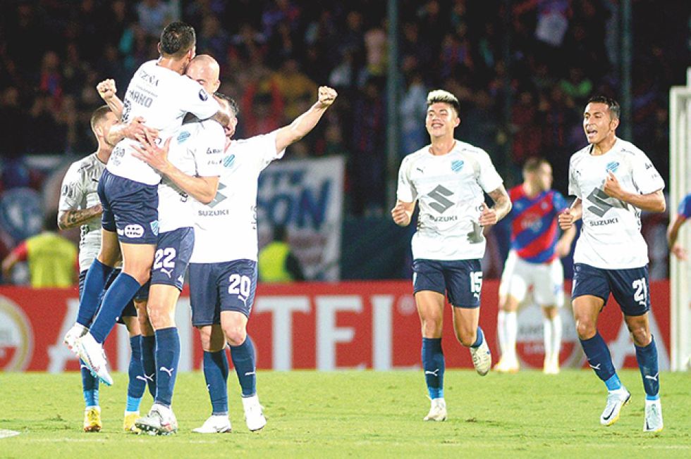 La celebración de los jugadores académicos después de uno de los goles en el triunfo conseguido anoche en Paraguay.