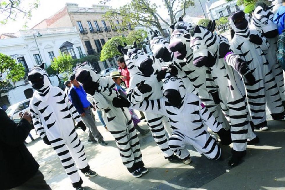 Un grupo de cebras en el centro de la ciudad. 