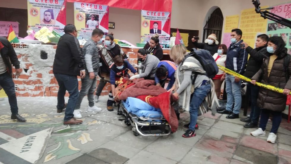 Los tres dirigentes del magisterio urbano que estuvieron tapiados cinco días, al momento de ser evacuados. GENTILEZA